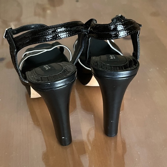 Classic white house black market leather open toe pumps! Size 10 - Picture 2 of 5
